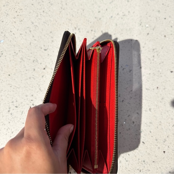 Louis Vuitton Zippy Wallet in Monogram - Picture 6 of 14